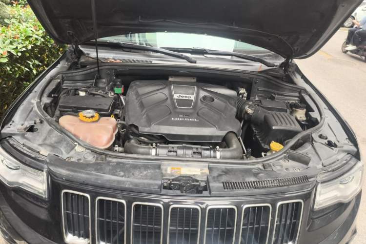 Used Jeep Grand Cherokee 2014 3.0TD Diesel Comfort Navigation Version Engine Bay