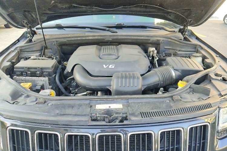 Used Jeep Grand Cherokee 2014 3.0L Comfort Navigation Edition Engine Bay