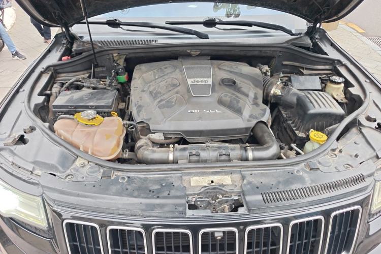 Used Jeep Grand Cherokee 2014 3.0TD Diesel Comfort Navigation Version Engine Bay
