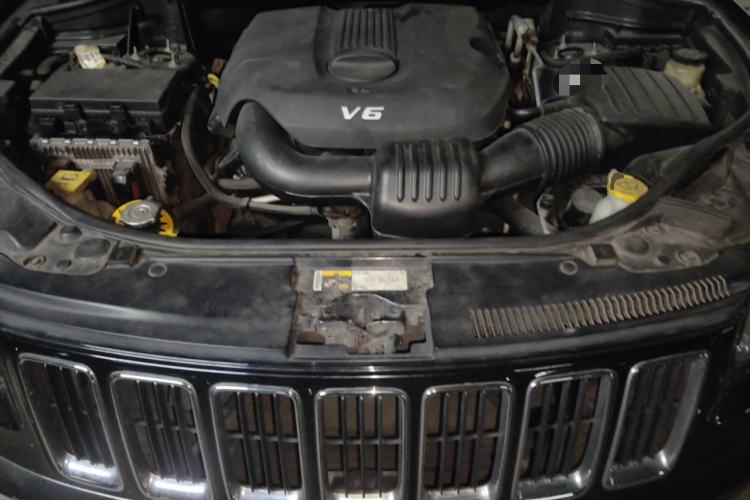 Used Jeep Grand Cherokee 2014 3.0L Comfort Navigation Edition Engine Bay