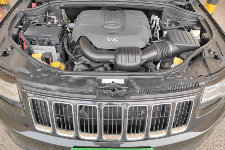 Used Jeep Grand Cherokee 2014 3.6L Elite Navigation Edition Engine Bay