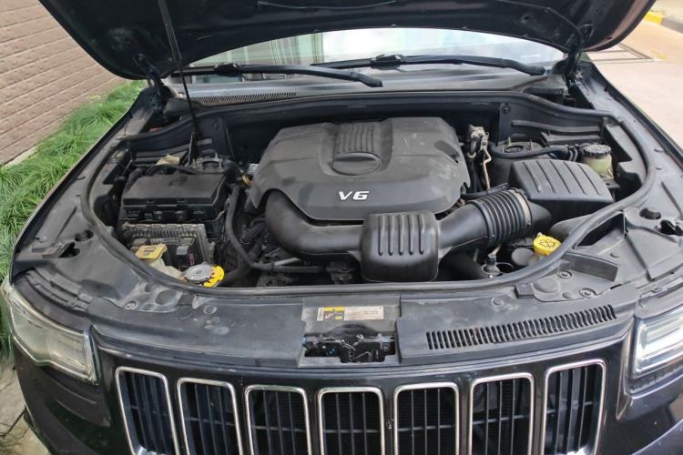 Used Jeep Grand Cherokee 2014 3.0L Comfort Navigation Edition Engine Bay