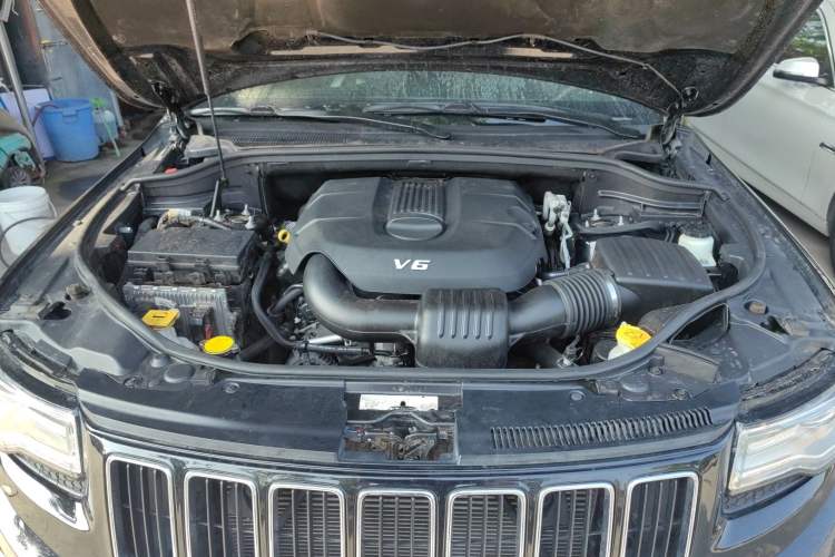 Used Jeep Grand Cherokee 2014 3.0L Comfort Navigation Edition Engine Bay
