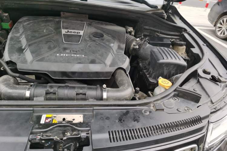 Used Jeep Grand Cherokee 2014 3.0TD Diesel Comfort Navigation Version Engine Bay Left