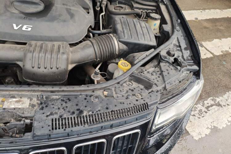 Used Jeep Grand Cherokee 2014 3.0L Comfort Navigation Edition Engine Bay Left