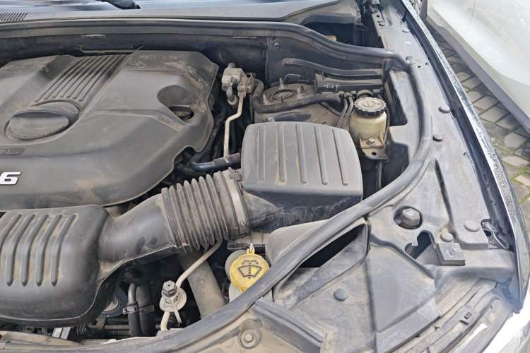 Used Jeep Grand Cherokee 2014 3.0L Comfort Navigation Edition Engine Bay Left