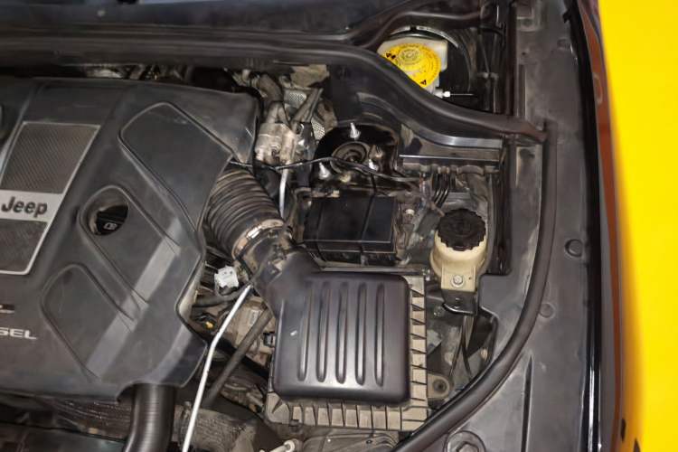 Used Jeep Grand Cherokee 2014 3.0TD Diesel Comfort Navigation Version Engine Bay Left