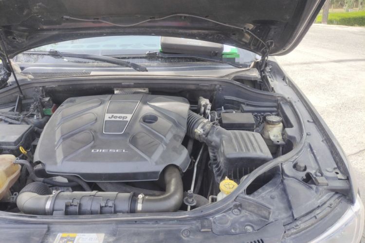 Used Jeep Grand Cherokee 2014 3.0TD Diesel Comfort Navigation Version Engine Bay Left