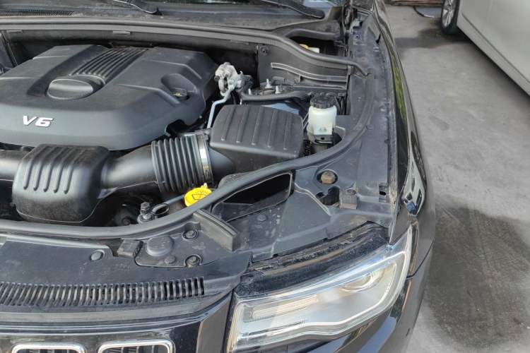 Used Jeep Grand Cherokee 2014 3.0L Comfort Navigation Edition Engine Bay Left