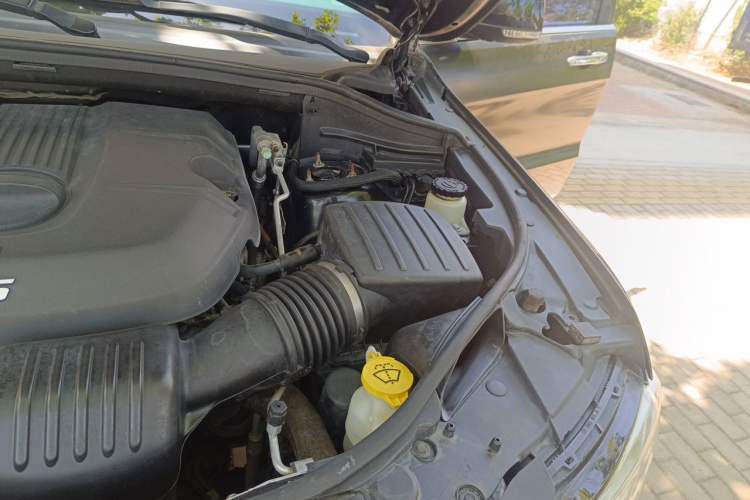 Used Jeep Grand Cherokee 2014 3.0L Comfort Navigation Edition Engine Bay Left
