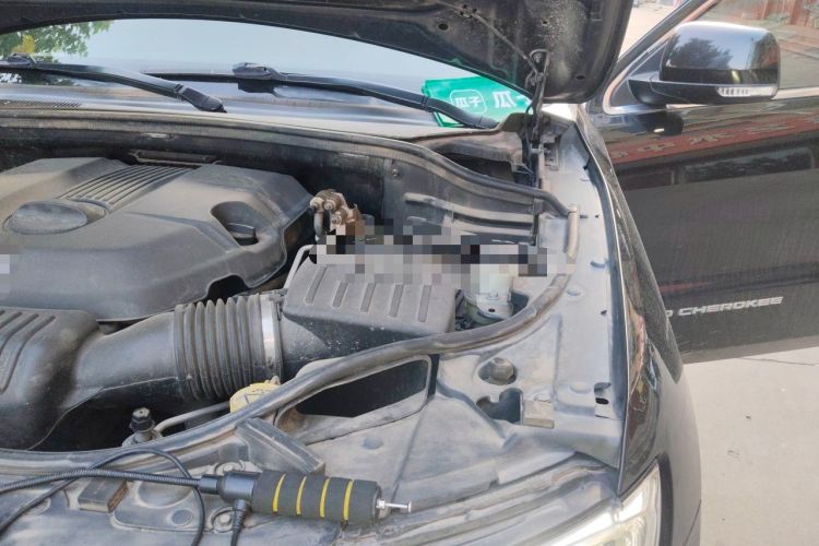 Used Jeep Grand Cherokee 2014 3.0L Comfort Navigation Edition Engine Bay Left