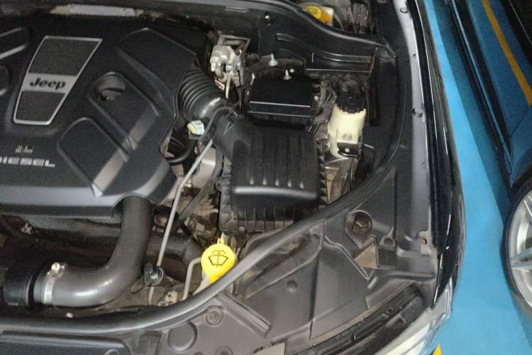 Used Jeep Grand Cherokee 2014 3.0TD Diesel Comfort Navigation Version Engine Bay Left