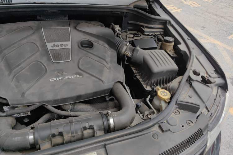 Used Jeep Grand Cherokee 2014 3.0TD Diesel Comfort Navigation Version Engine Bay Left