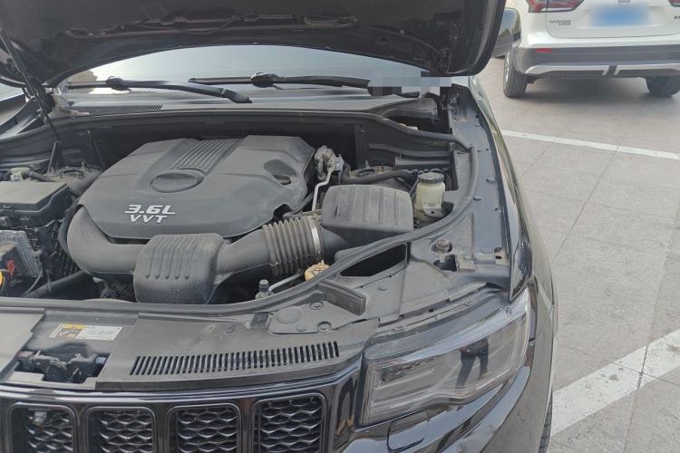 Used Jeep Grand Cherokee 2014 3.6L Comfort Navigation Edition Engine Bay Left