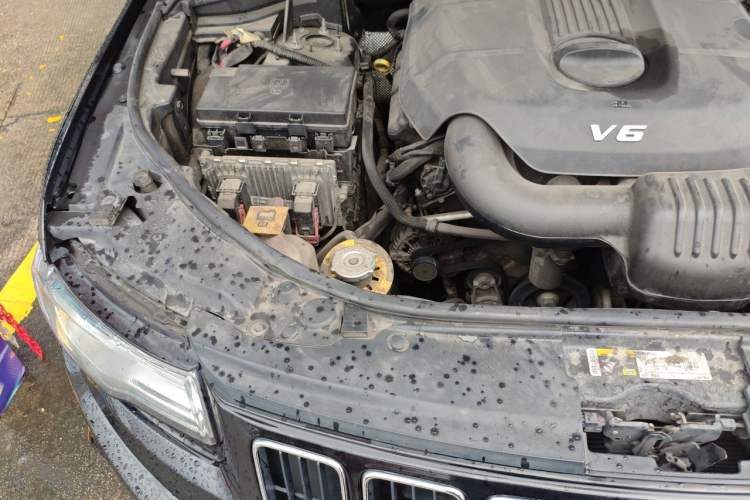 Used Jeep Grand Cherokee 2014 3.0L Comfort Navigation Edition Engine Bay Right