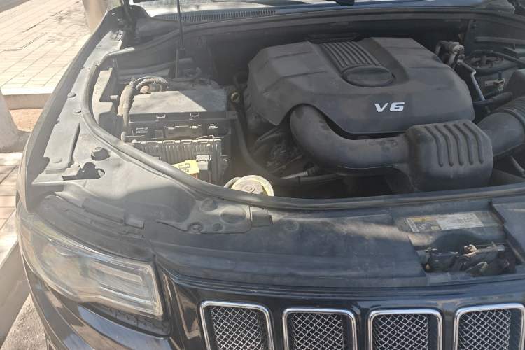 Used Jeep Grand Cherokee 2014 3.6L Elite Navigation Edition Engine Bay Right