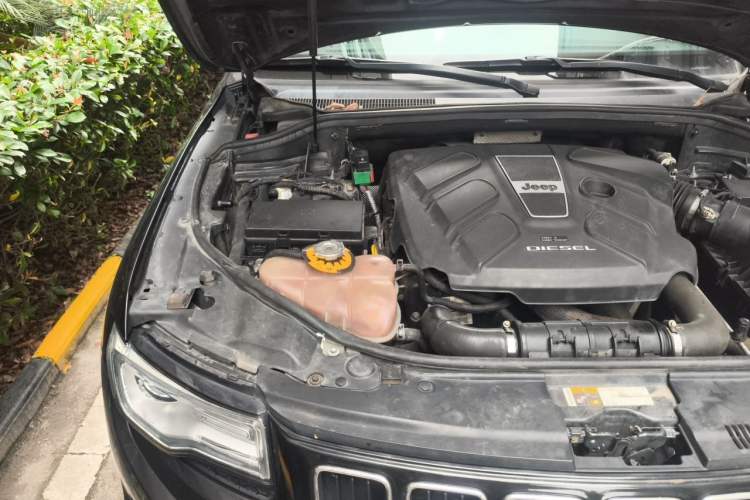 Used Jeep Grand Cherokee 2014 3.0TD Diesel Comfort Navigation Version Engine Bay Right