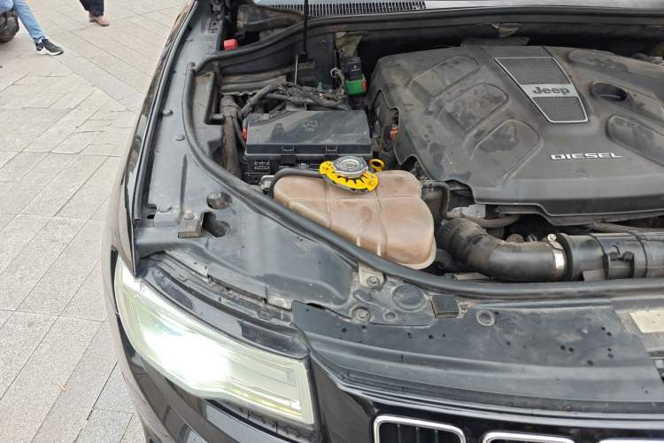 Used Jeep Grand Cherokee 2014 3.0TD Diesel Comfort Navigation Version Engine Bay Right