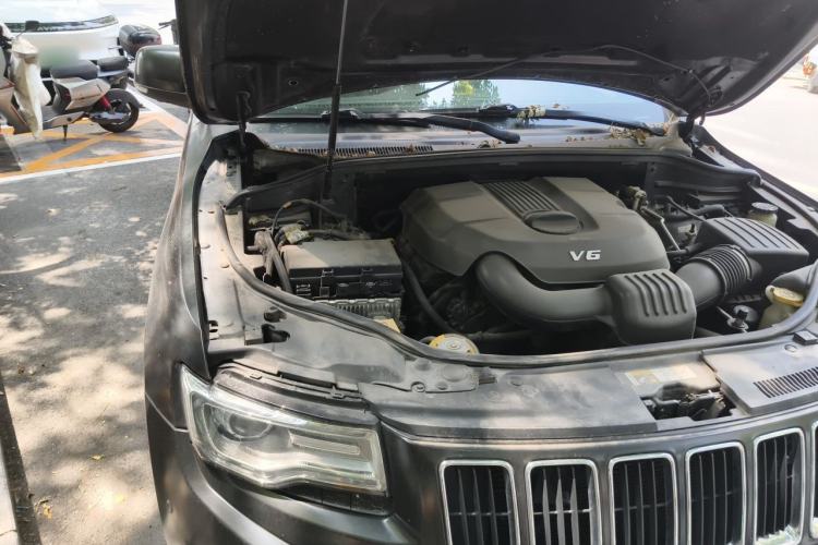 Used Jeep Grand Cherokee 2014 3.6L Elite Navigation Edition Engine Bay Right