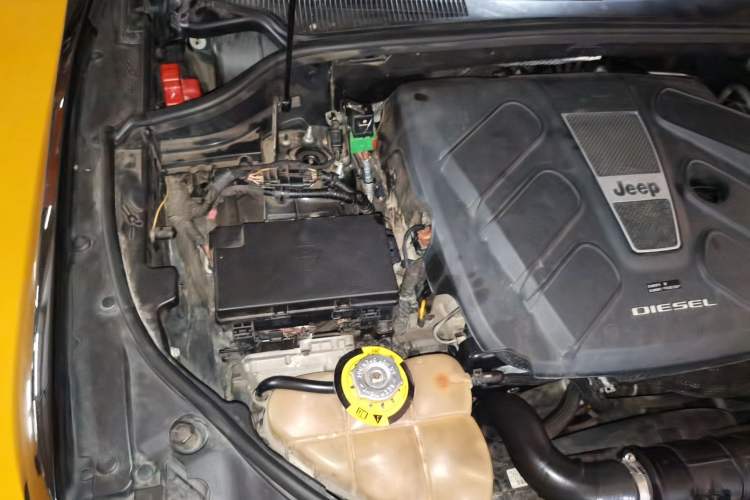 Used Jeep Grand Cherokee 2014 3.0TD Diesel Comfort Navigation Version Engine Bay Right