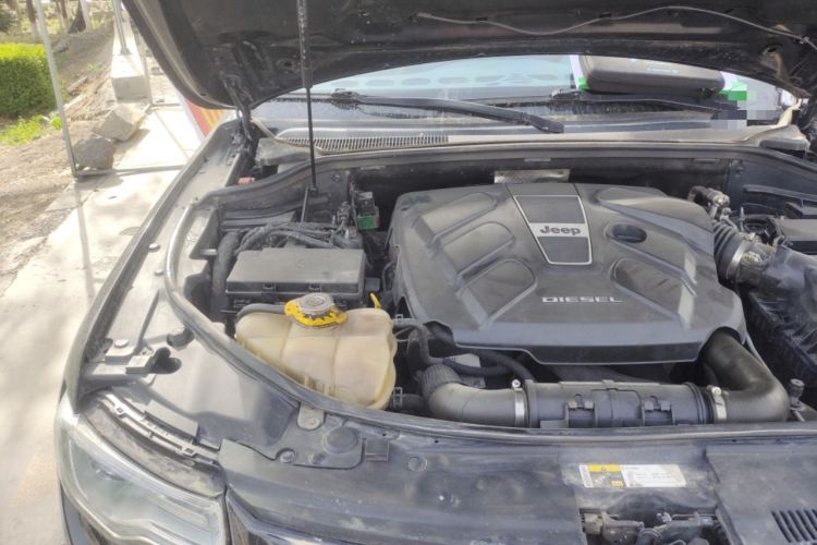 Used Jeep Grand Cherokee 2014 3.0TD Diesel Comfort Navigation Version Engine Bay Right