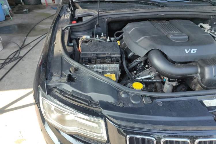 Used Jeep Grand Cherokee 2014 3.0L Comfort Navigation Edition Engine Bay Right