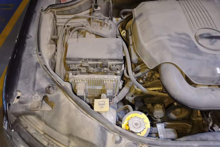 Used Jeep Grand Cherokee 2014 3.6L Elite Navigation Edition Engine Bay Right