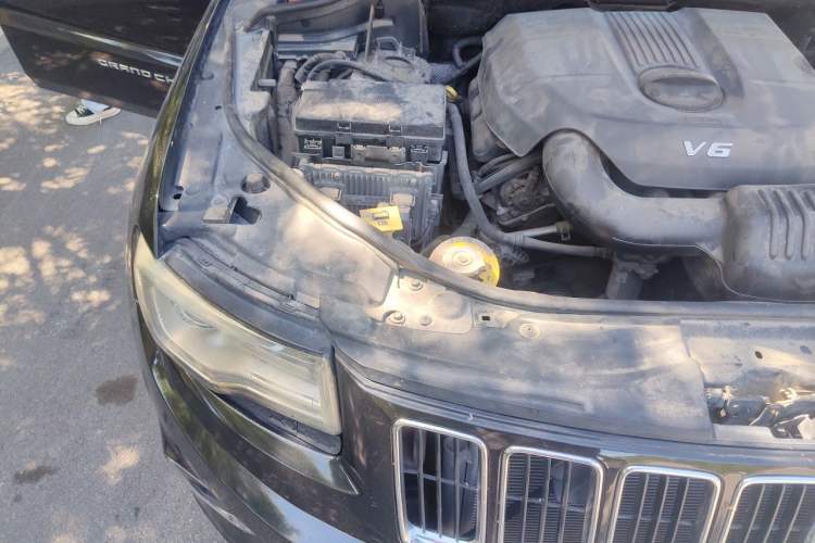 Used Jeep Grand Cherokee 2014 3.0L Comfort Navigation Edition Engine Bay Right