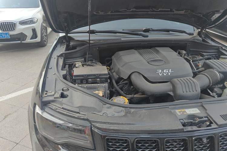 Used Jeep Grand Cherokee 2014 3.6L Comfort Navigation Edition Engine Bay Right