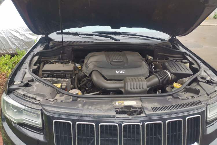 Used Jeep Grand Cherokee 2014 3.0L Comfort Navigation Edition Engine Bay