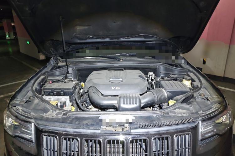 Used Jeep Grand Cherokee 2014 3.0L Comfort Navigation Edition Engine Bay