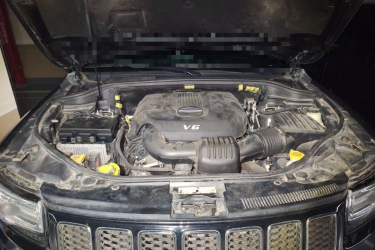 Used Jeep Grand Cherokee 2014 3.0L Comfort Navigation Edition Engine Bay