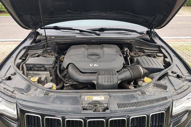 Used Jeep Grand Cherokee 2014 3.6L Elite Navigation Edition Engine Bay