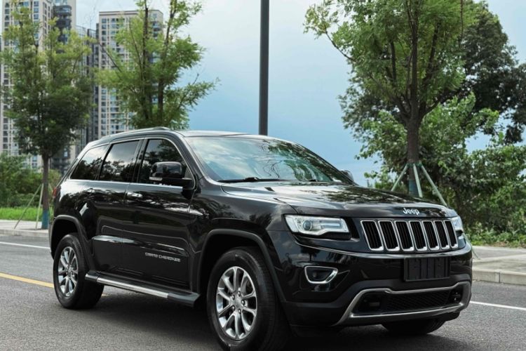 Used Jeep Grand Cherokee 2014 3.0L Comfort Navigation Edition Exterior 2