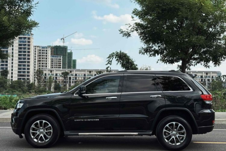 Used Jeep Grand Cherokee 2014 3.0L Comfort Navigation Edition Exterior 3