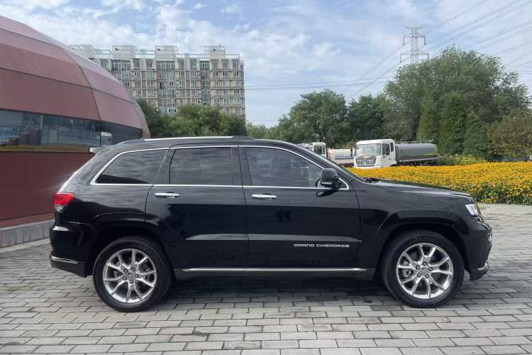 Used Jeep Grand Cherokee 2014 3.6L Flagship Prestige Edition Exterior 3