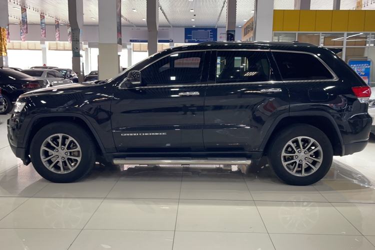 Used Jeep Grand Cherokee 2014 3.0L Comfort Navigation Edition Exterior 3