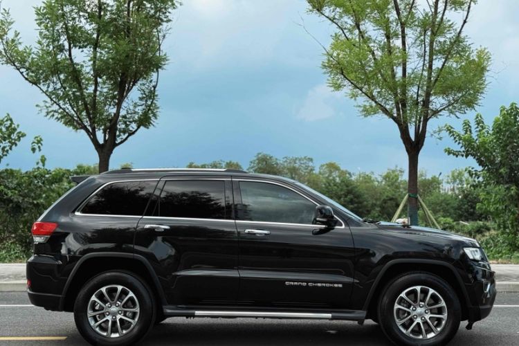 Used Jeep Grand Cherokee 2014 3.0L Comfort Navigation Edition Exterior 4