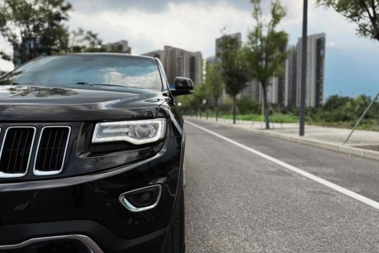 Used Jeep Grand Cherokee 2014 3.0L Comfort Navigation Edition Exterior 8