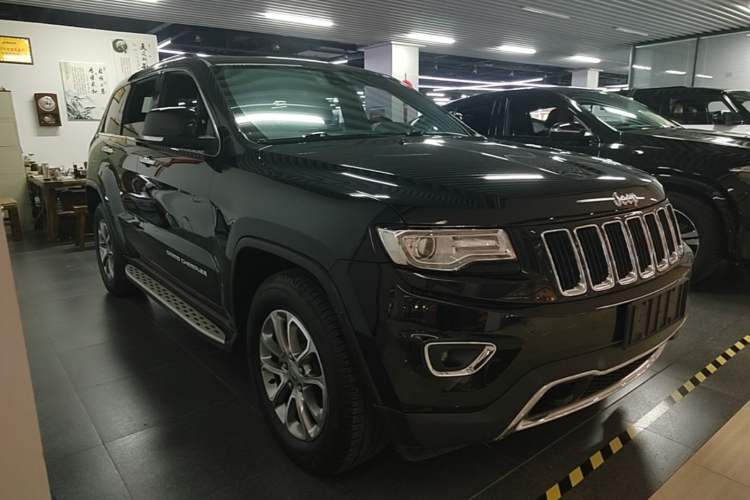 Used Jeep Grand Cherokee 2014 3.0L Comfort Navigation Edition Front Right 45 Deg