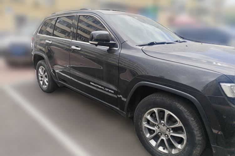 Used Jeep Grand Cherokee  Front Right 45 Deg