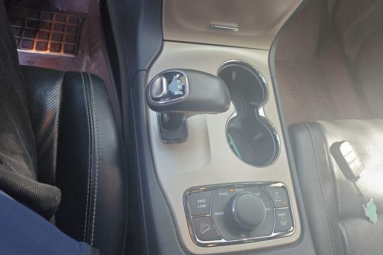 Used Jeep Grand Cherokee 2014 3.6L Elite Navigation Edition Gear Lever
