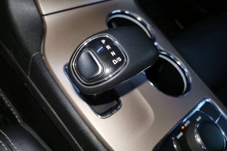 Used Jeep Grand Cherokee 2014 3.0L Comfort Navigation Edition Gear Lever