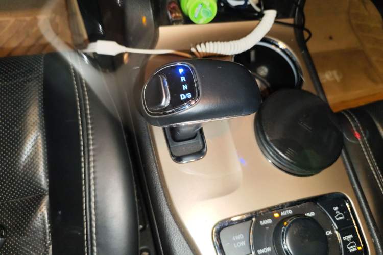 Used Jeep Grand Cherokee 2014 3.6L Elite Navigation Edition Gear Lever