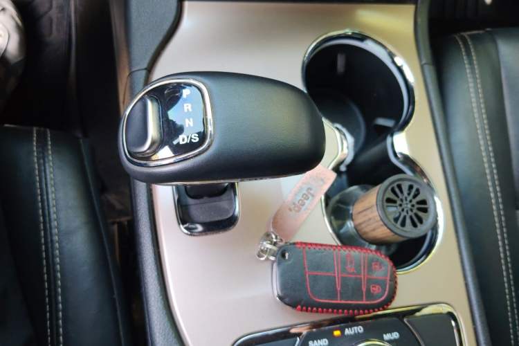 Used Jeep Grand Cherokee 2014 3.0L Comfort Navigation Edition Gear Lever