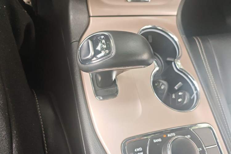 Used Jeep Grand Cherokee 2014 3.0L Comfort Navigation Edition Gear Lever