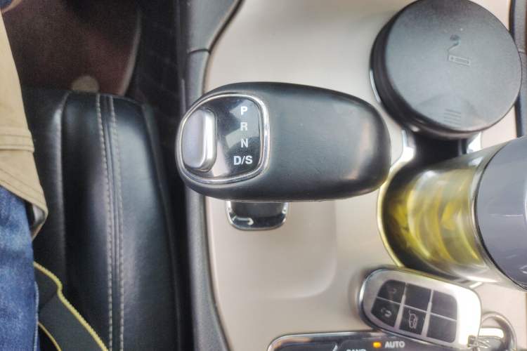 Used Jeep Grand Cherokee 2014 3.0TD Diesel Comfort Navigation Version Gear Lever