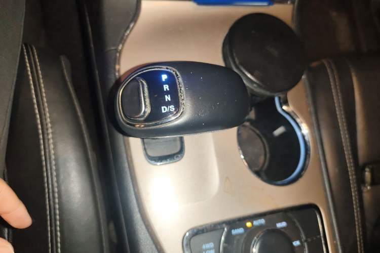 Used Jeep Grand Cherokee 2014 3.0L Comfort Navigation Edition Gear Lever