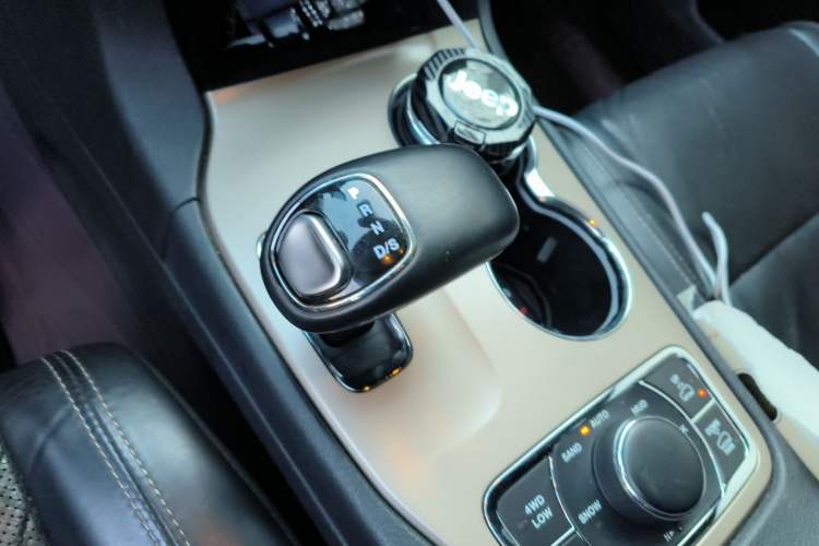 Used Jeep Grand Cherokee 2014 3.6L Elite Navigation Edition Gear Lever