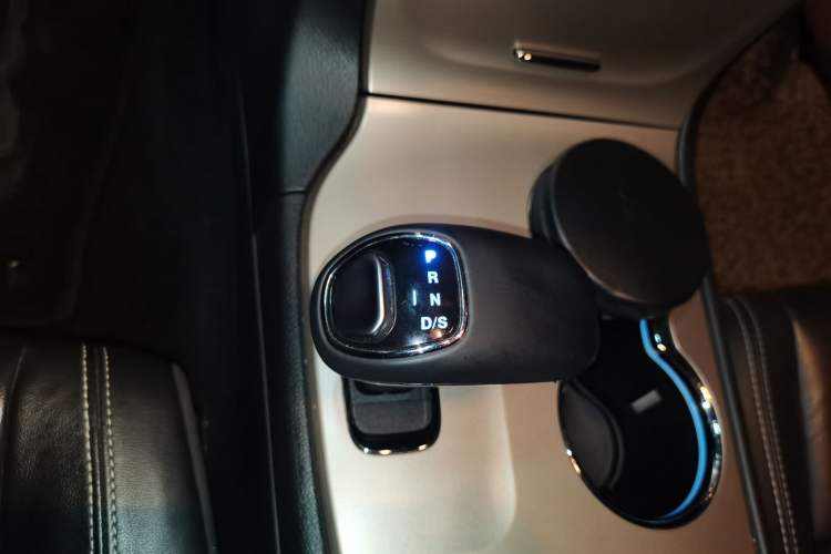 Used Jeep Grand Cherokee 2014 3.0L Comfort Navigation Edition Gear Lever